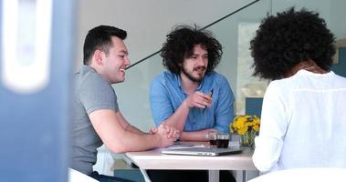 equipo multiétnico de empresas emergentes en reunión foto