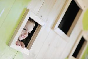 niño feliz en una ventana foto