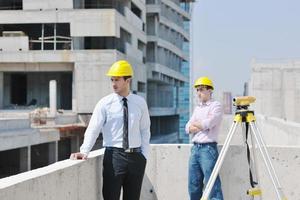 equipo de arquitectos en el sitio de construcción foto