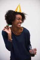 mujer joven feliz celebrando foto