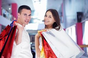 feliz pareja joven en compras foto