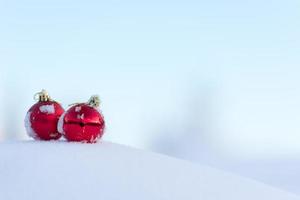 bolas de navidad rojas en nieve fresca foto