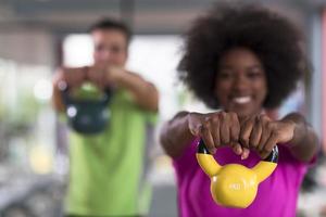 entrenamiento en pareja con pesas en el gimnasio crossfit foto