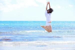 mujer feliz disfruta de las vacaciones de verano foto