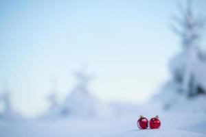 bola de navidad en la nieve foto