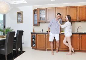 feliz pareja joven divertirse en la cocina moderna foto