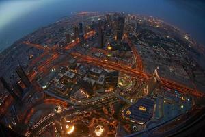 horizonte nocturno de Dubái foto