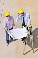 equipo de arquitectos en el sitio de construcción foto