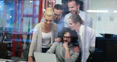 equipo de negocios de inicio en una reunión en un edificio de oficinas moderno foto