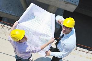 equipo de arquitectos en el sitio de construcción foto