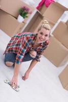 mujer limpiando el piso en casa foto