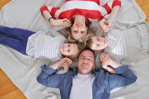 familia joven feliz en casa foto