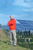 ingeniero de paneles solares masculino en el lugar de trabajo foto