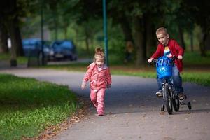 niño y niña con bicicleta foto