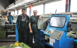 trabajadores de la industria personas en fábrica foto