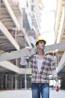 duro trabajador en el sitio de construcción foto