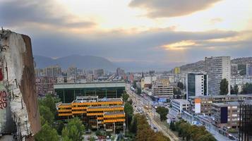 puesta de sol sobre la ciudad foto