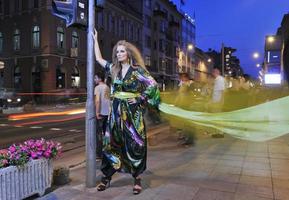 mujer elegante en la calle de la ciudad por la noche foto