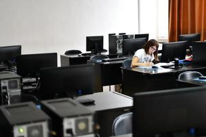 un estudiante en el aula de computación foto