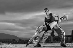 romántica pareja urbana bailando al aire libre foto