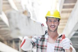 duro trabajador en el sitio de construcción foto