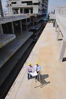 equipo de arquitectos en el sitio de construcción foto