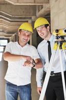 equipo de arquitectos en el sitio de construcción foto