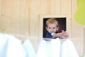 niño feliz en una ventana foto