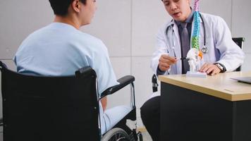 A male doctor is explaining to the patient the cause of the patient's condition photo