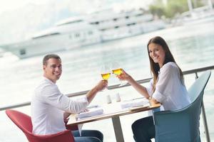 pareja con almuerzo en un hermoso restaurante foto