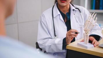 A female doctor is explaining to the patient the cause of the patient's condition. photo