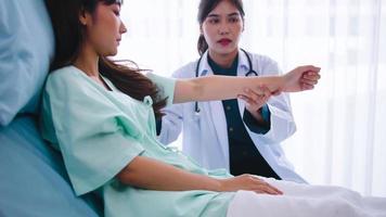 doctora revisando el cuerpo del paciente después de recuperarse de la cirugía. foto