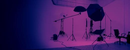 conjunto de iluminación de producción de video de estudio. montaje de producción detrás de cámaras foto