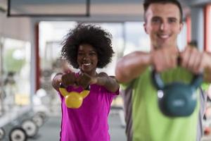 entrenamiento en pareja con pesas en el gimnasio crossfit foto
