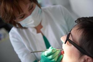 mujer paciente en el dentista foto