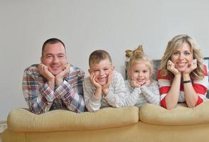 familia joven feliz en casa foto