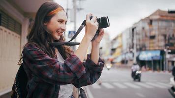 una hermosa mujer turista disfruta tomando fotos de la vista de la ciudad en bangkok, tailandia.