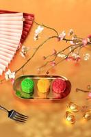 pastel de luna de piel de nieve colorido, pastel de luna de mochi dulce, postre chino tradicional para el festival de mediados de otoño foto