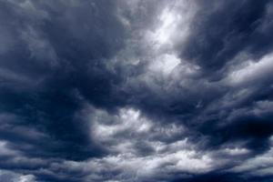 el cielo oscuro con nubes pesadas que convergen y una tormenta violenta antes de la lluvia. cielo de clima malo o malhumorado. foto