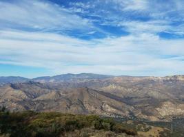 vistas a la montaña en un día nublado foto