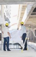 equipo de arquitectos en el sitio de construcción foto