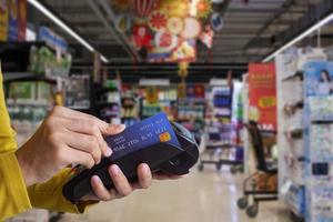 pagando con tarjeta de crédito en el supermercado. foto