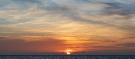 puesta de sol en la playa del mar tropical. foto