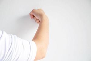 mujer usa su puño golpeando la pared. foto