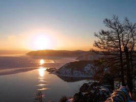 hermosa escena del lago baikal en invierno con la luz del atardecer. foto