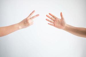 símbolo de tijeras y símbolo de papel en el juego de tijeras de papel de piedra sobre fondo blanco. foto