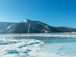 foto paisajística del lago congelado baikal en siberia, federación rusa.