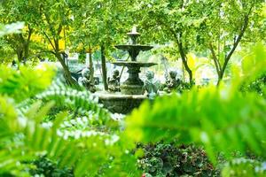 fuente de estilo vintage de varios niveles en un jardín verde. foto