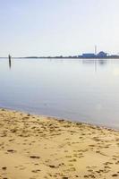 atómica central nuclear mar de wadden tidelands costa paisaje alemania. foto