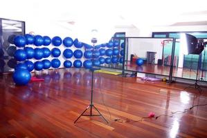 estudio de fitness con bolas de pilates azules foto